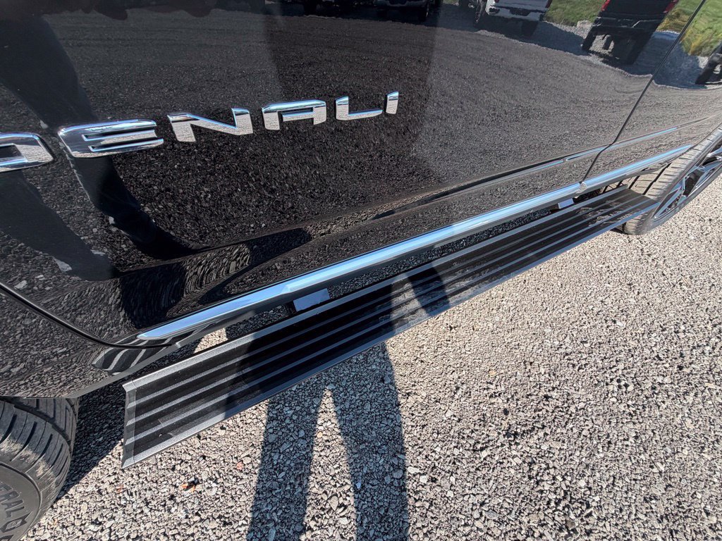 Used 2026 GMC Yukon Denali w/ Sun & Power Step Package AWD/4WD image 17