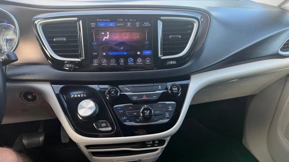 Used 2017 Chrysler Pacifica Touring-L FWD image 13