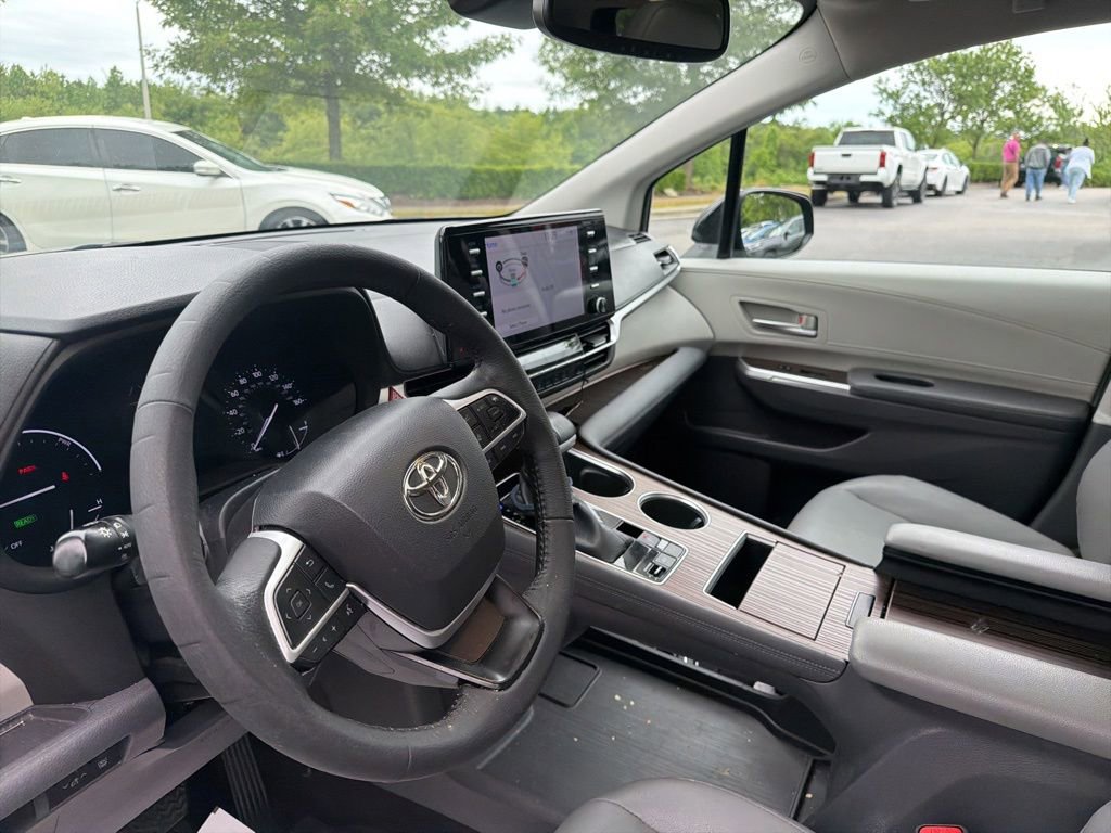 Used 2023 Toyota Sienna XLE FWD image 33