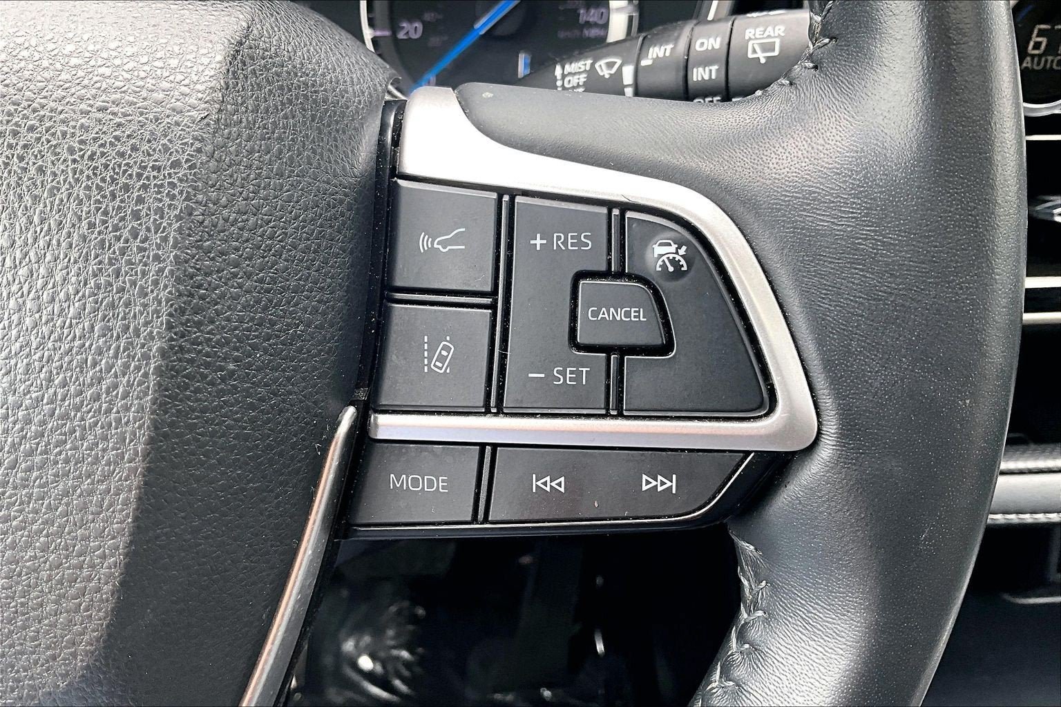 Used 2022 Toyota Highlander XLE AWD/4WD image 18