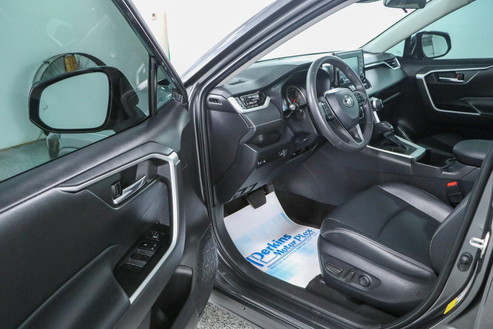 Used 2022 Toyota RAV4 XLE Premium FWD image 3