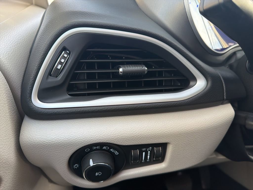 Used 2024 Chrysler Pacifica Touring-L FWD image 59