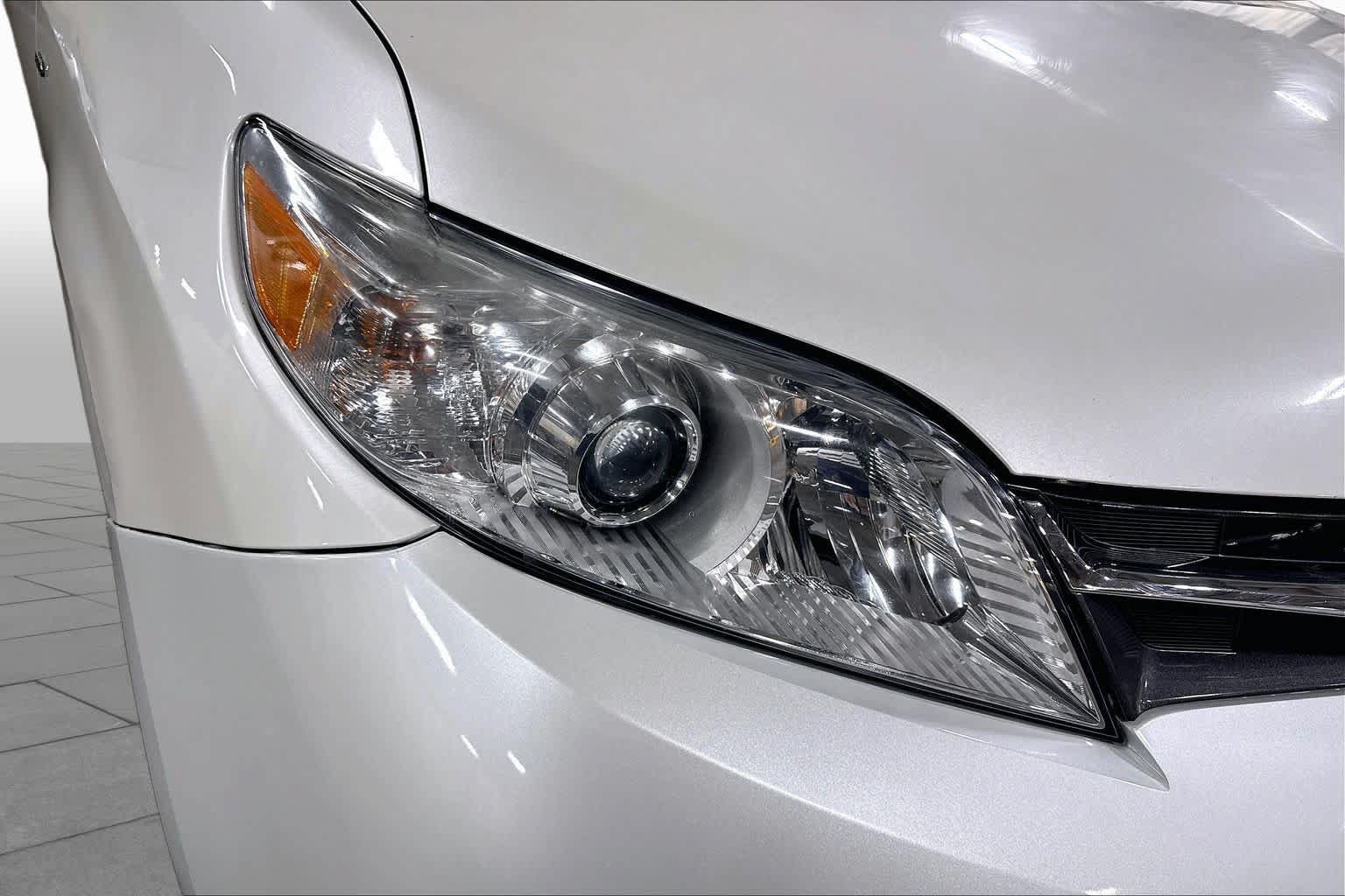 Used 2018 Toyota Sienna XLE Premium w/ Outdoor Package AWD/4WD image 28