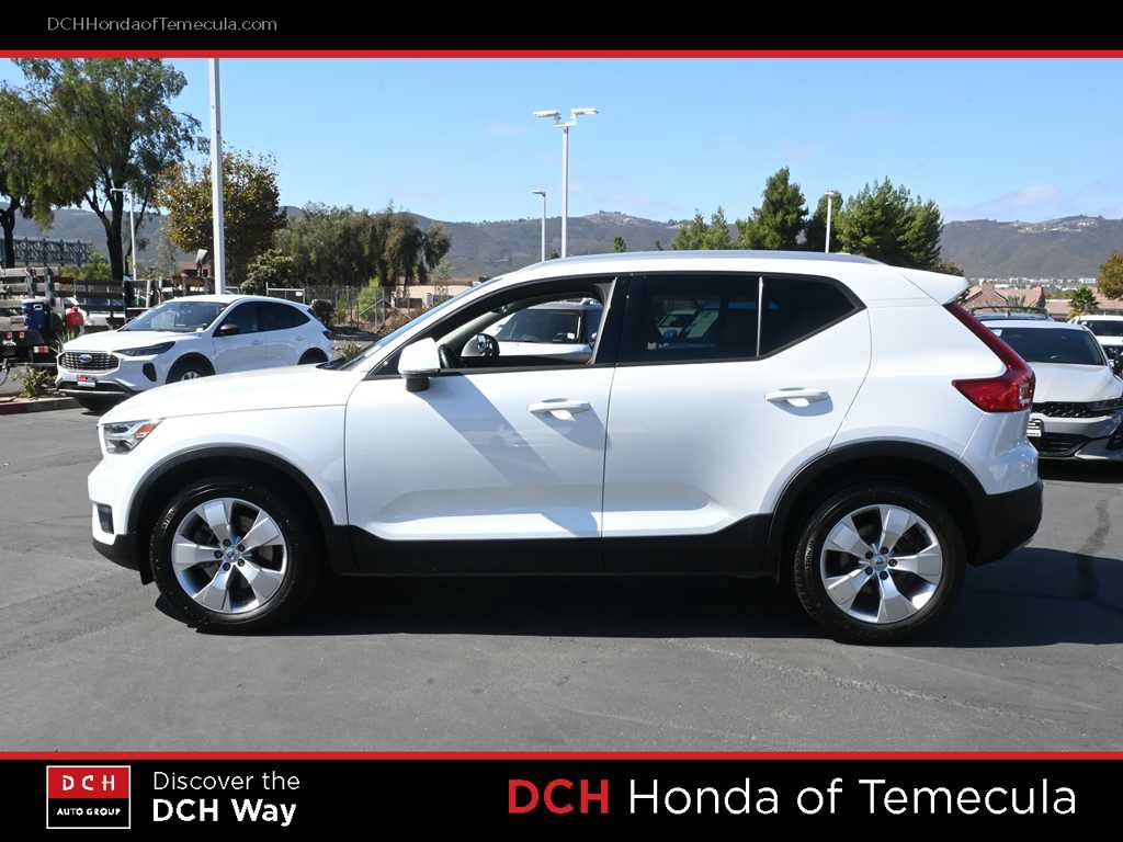 Used 2021 Volvo XC40 T4 Momentum FWD image 4