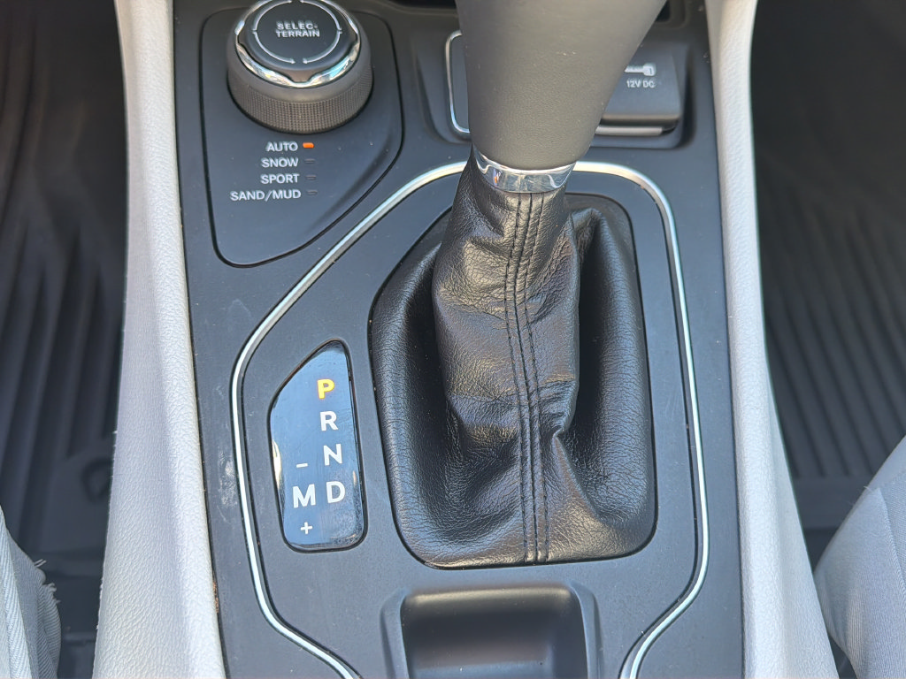 Used 2021 Jeep Cherokee Latitude Plus w/ Sun & Sound Group AWD/4WD image 25