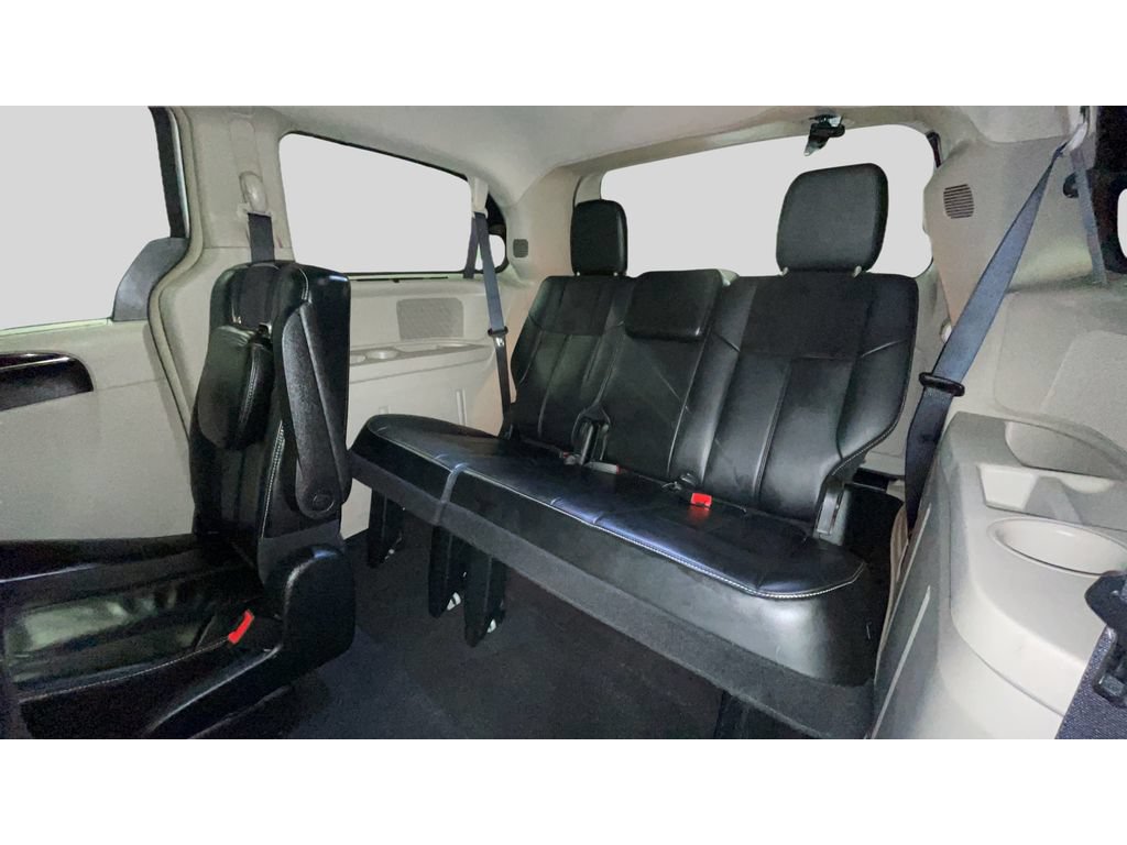 Used 2015 Chrysler Town & Country Limited Platinum FWD image 17