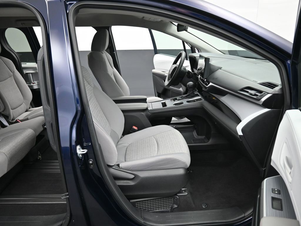 Used 2025 Toyota Sienna LE image 32