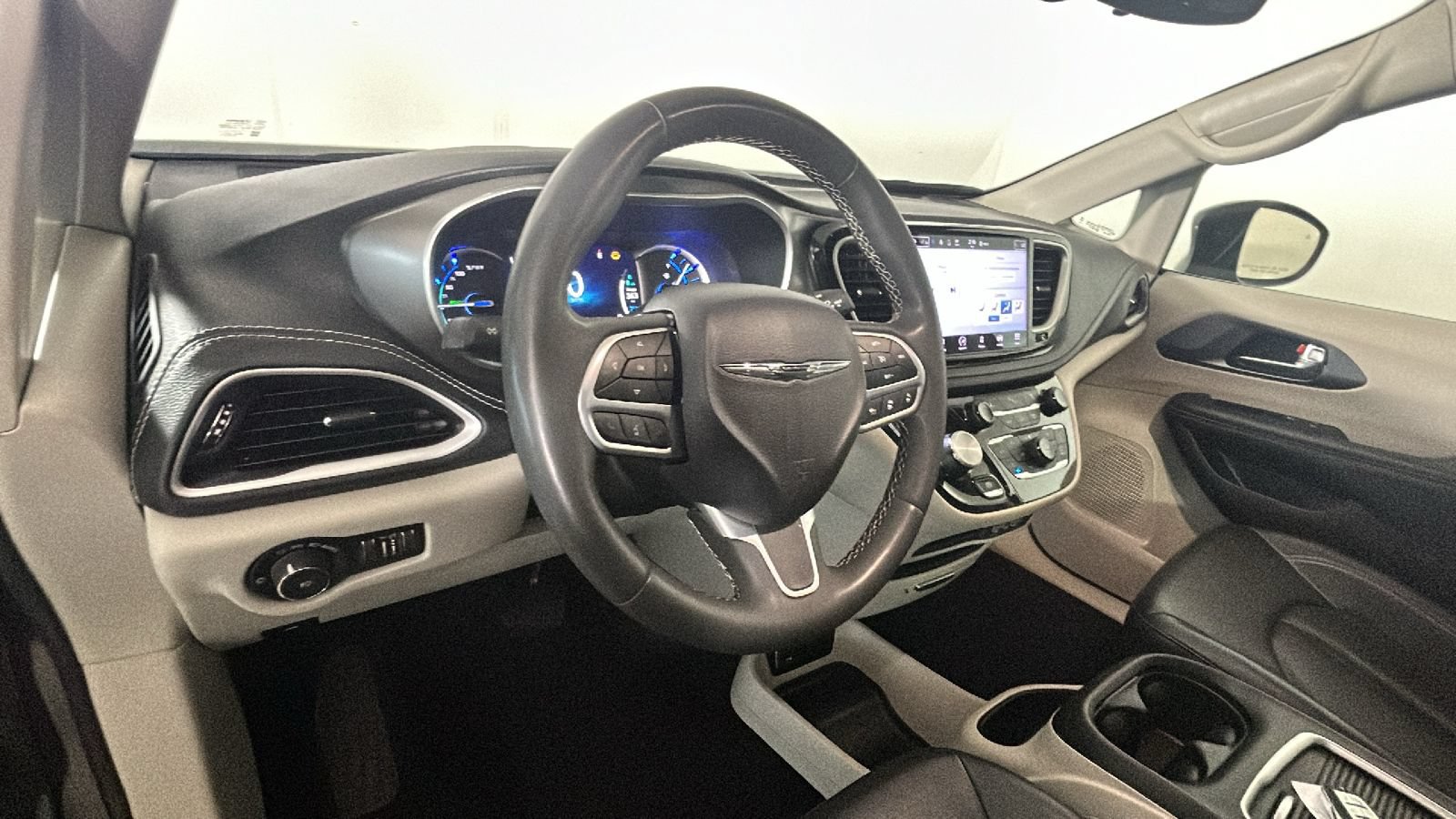 Used 2023 Chrysler Pacifica Touring-L FWD image 14