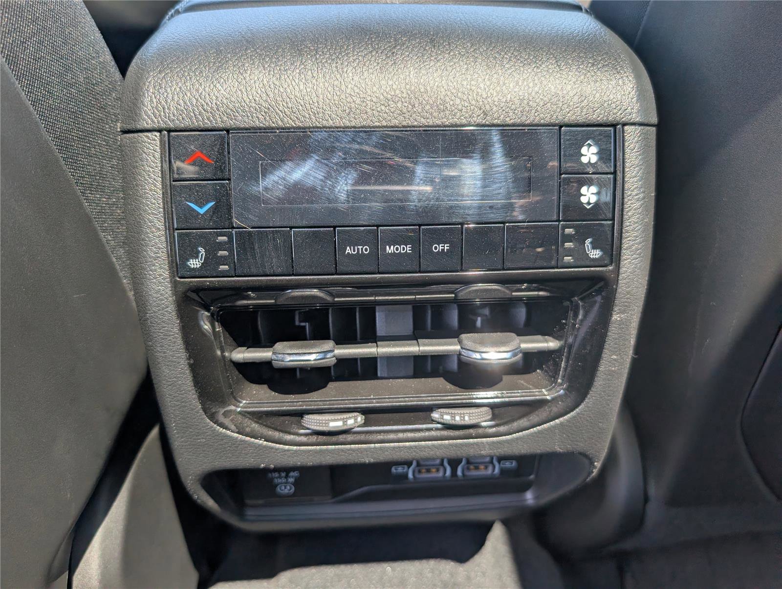 Used 2023 Jeep Grand Cherokee L Limited AWD/4WD image 17