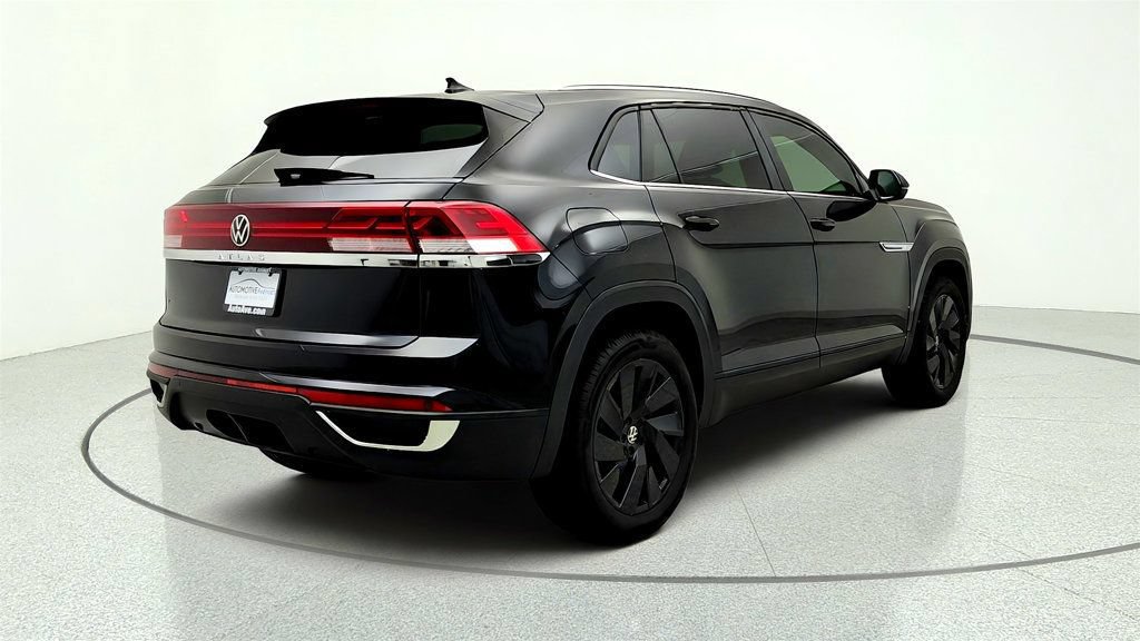 Used 2024 Volkswagen Atlas Cross Sport SE w/ Panoramic Sunroof Package FWD image 5