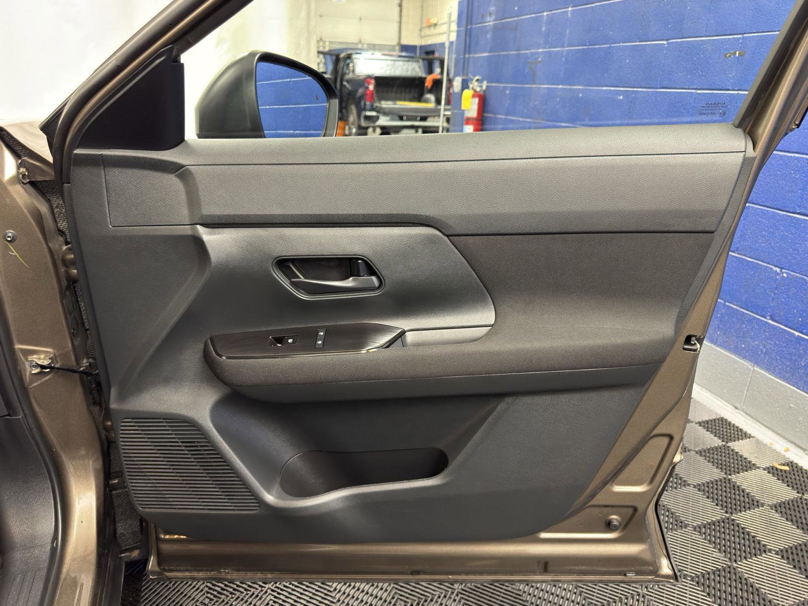 Used 2025 Nissan Kicks S AWD/4WD image 38