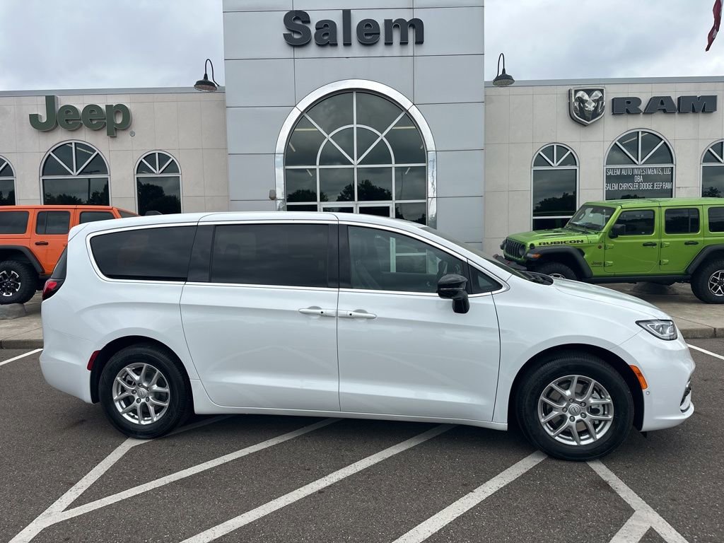 New 2026 Chrysler Pacifica Select image 1