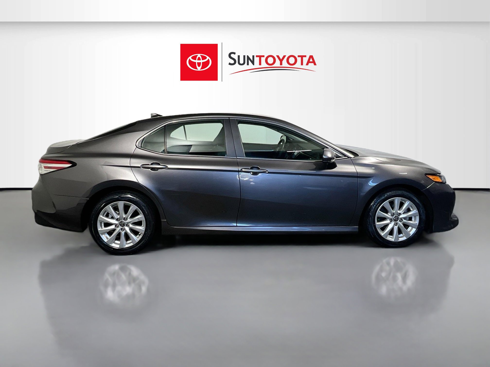 Used 2020 Toyota Camry LE image 2