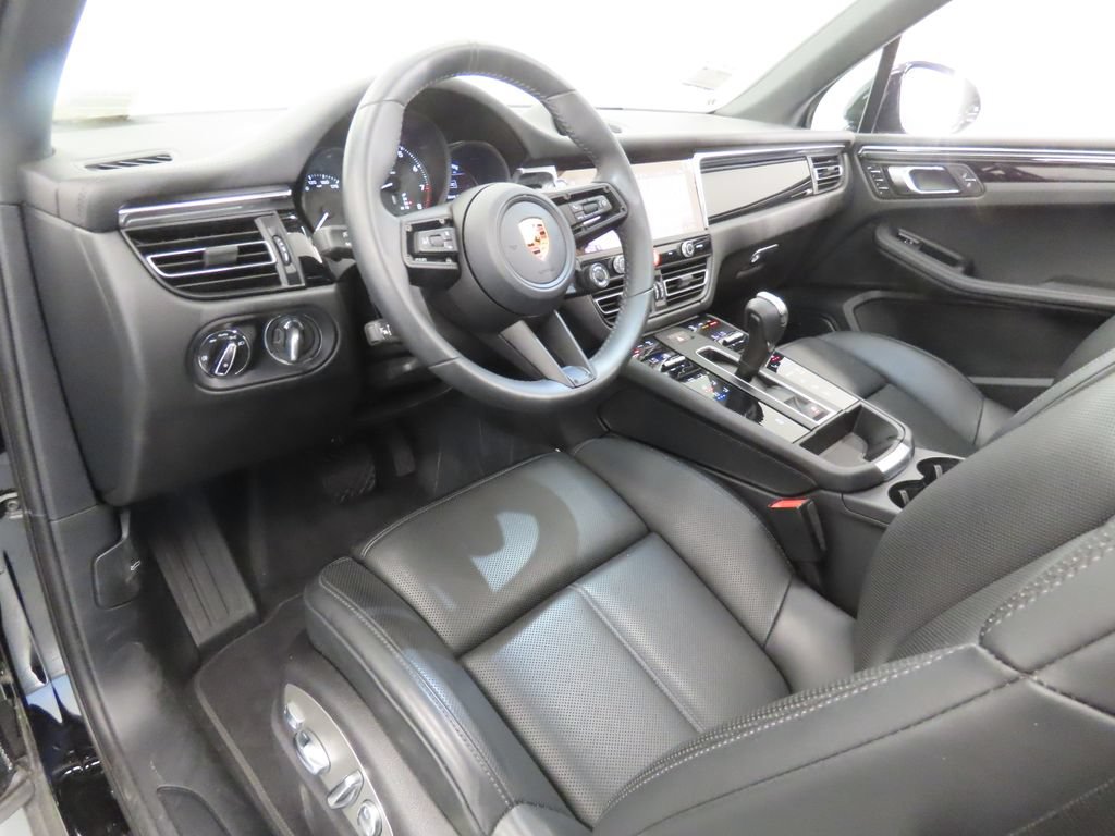 Certified 2026 Porsche Macan AWD/4WD image 4