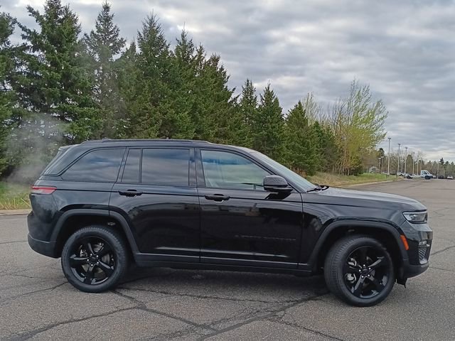 Used 2023 Jeep Grand Cherokee Limited w/ Black Appearance Package AWD/4WD image 22