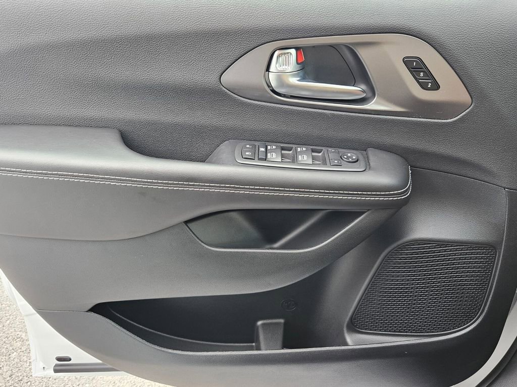 New 2026 Chrysler Pacifica Select w/ S Appearance Package FWD image 24