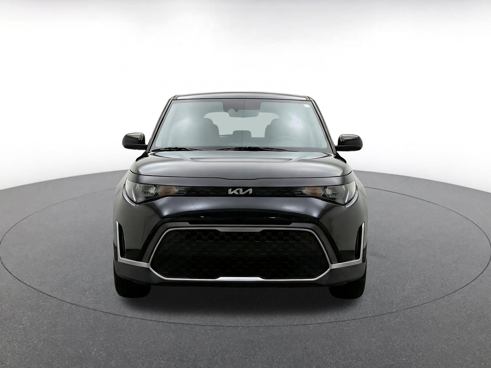 Used 2025 Kia Soul LX w/ LX Technology Package FWD image 2