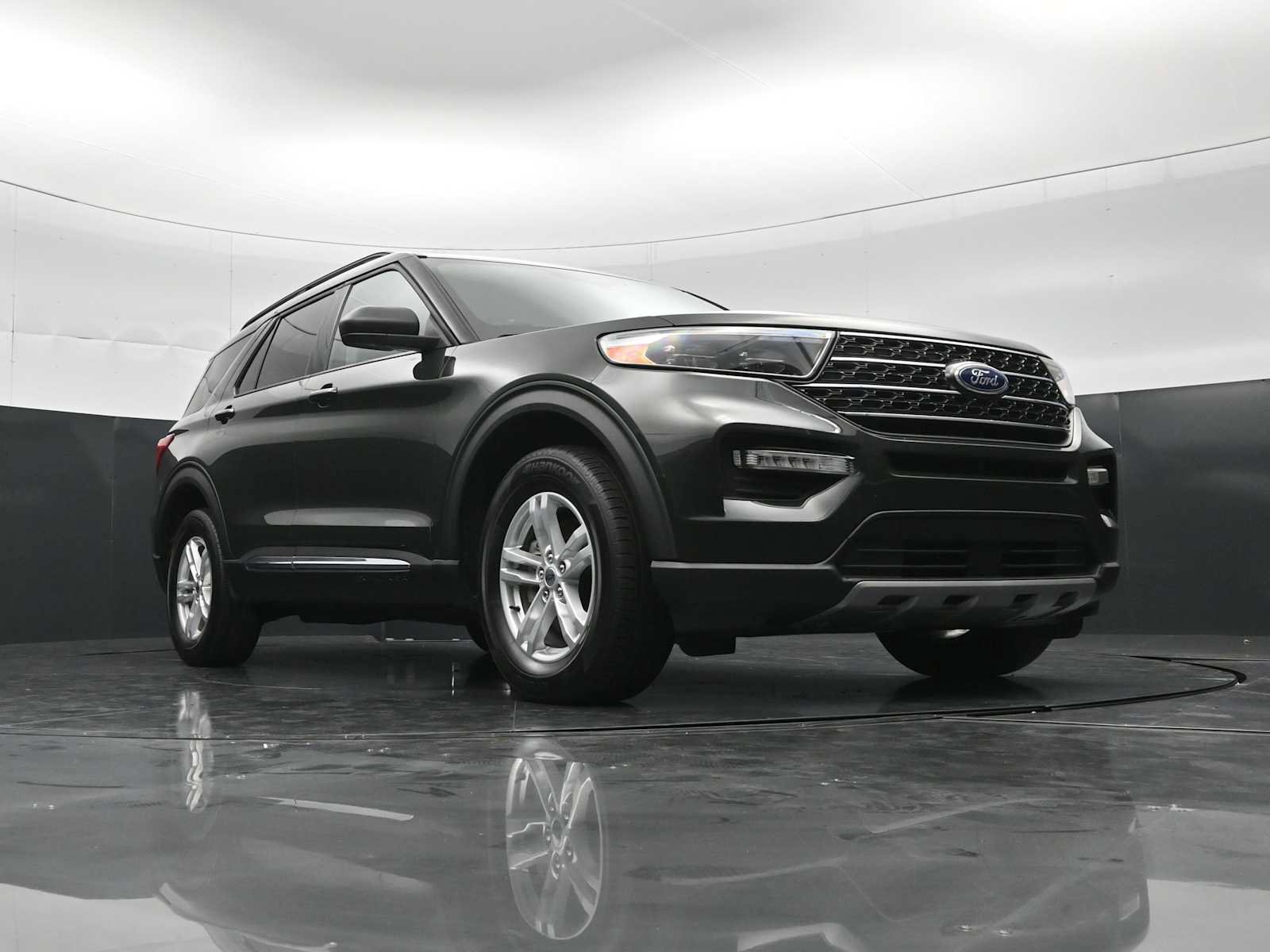 Used 2022 Ford Explorer XLT w/ Equipment Group 202A AWD/4WD image 27
