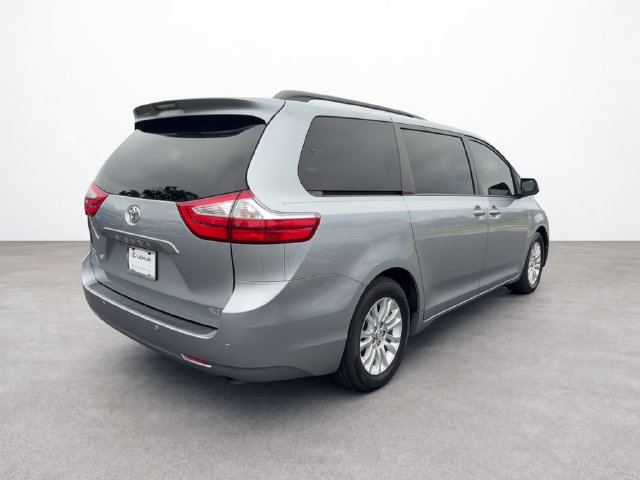 Used 2017 Toyota Sienna XLE Premium FWD image 5