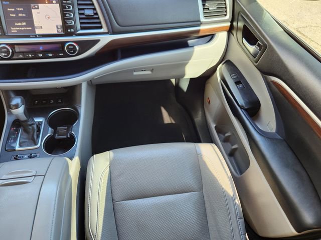 Used 2015 Toyota Highlander Limited AWD/4WD image 25