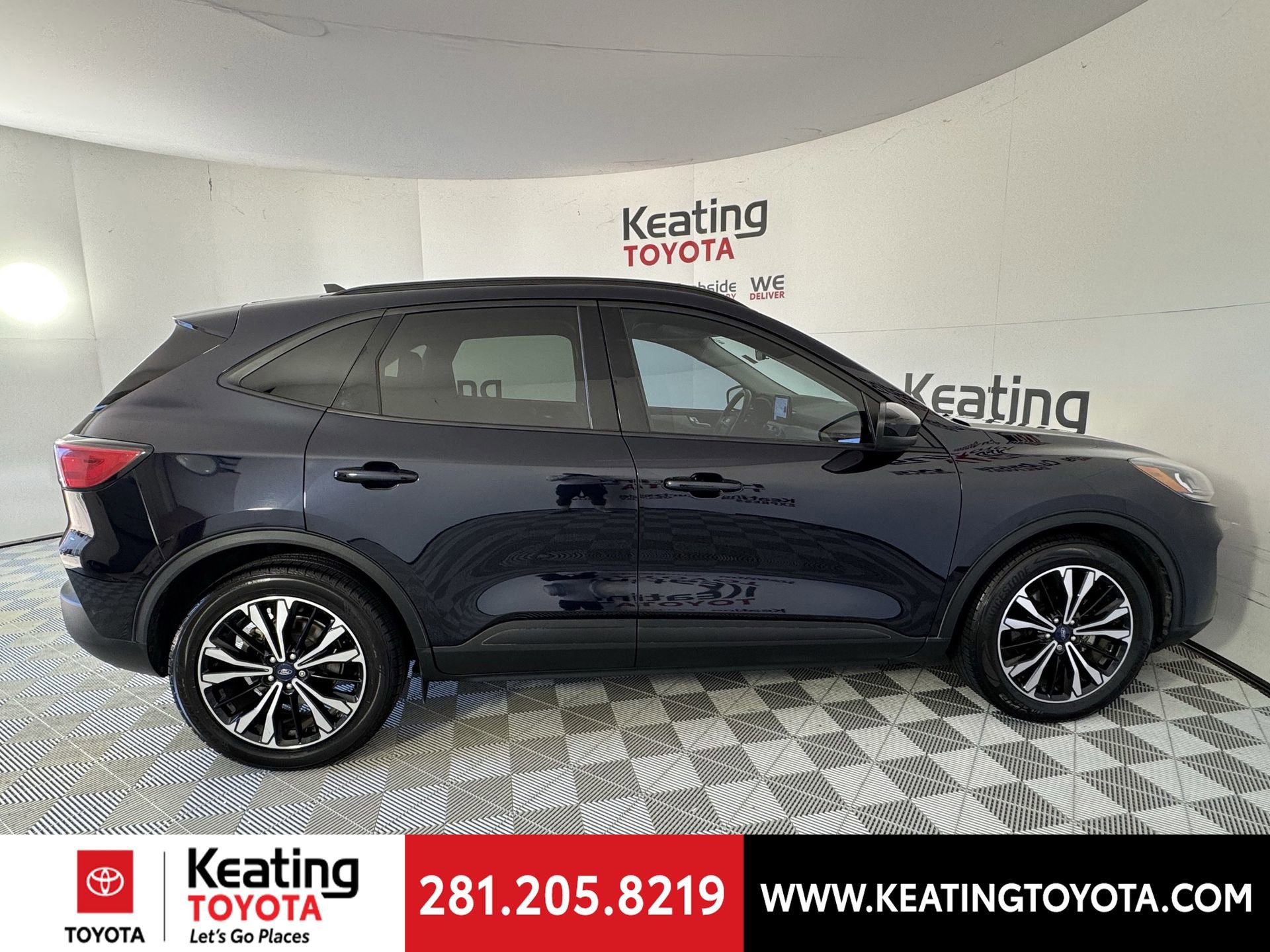 Used 2021 Ford Escape SE w/ SE Sport Appearance Package image 4