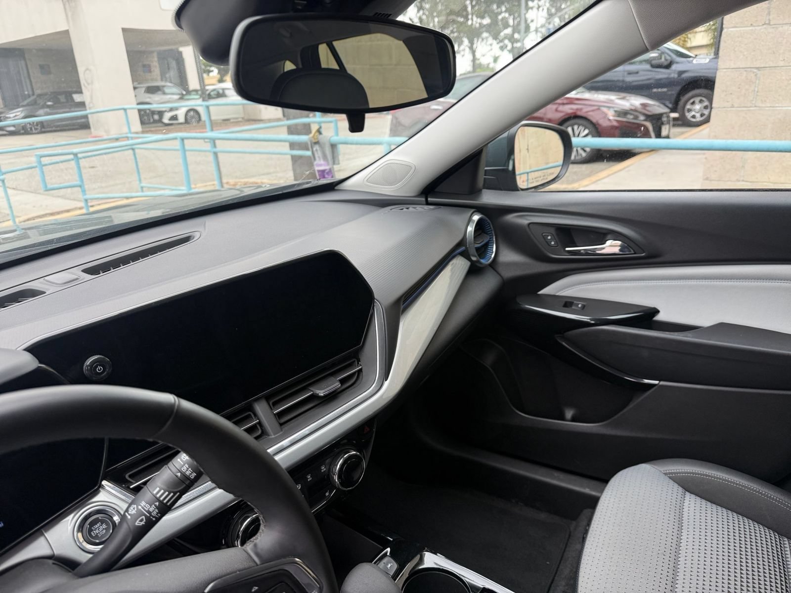 Used 2025 Chevrolet Trax LT w/ LT Convenience Package FWD image 32