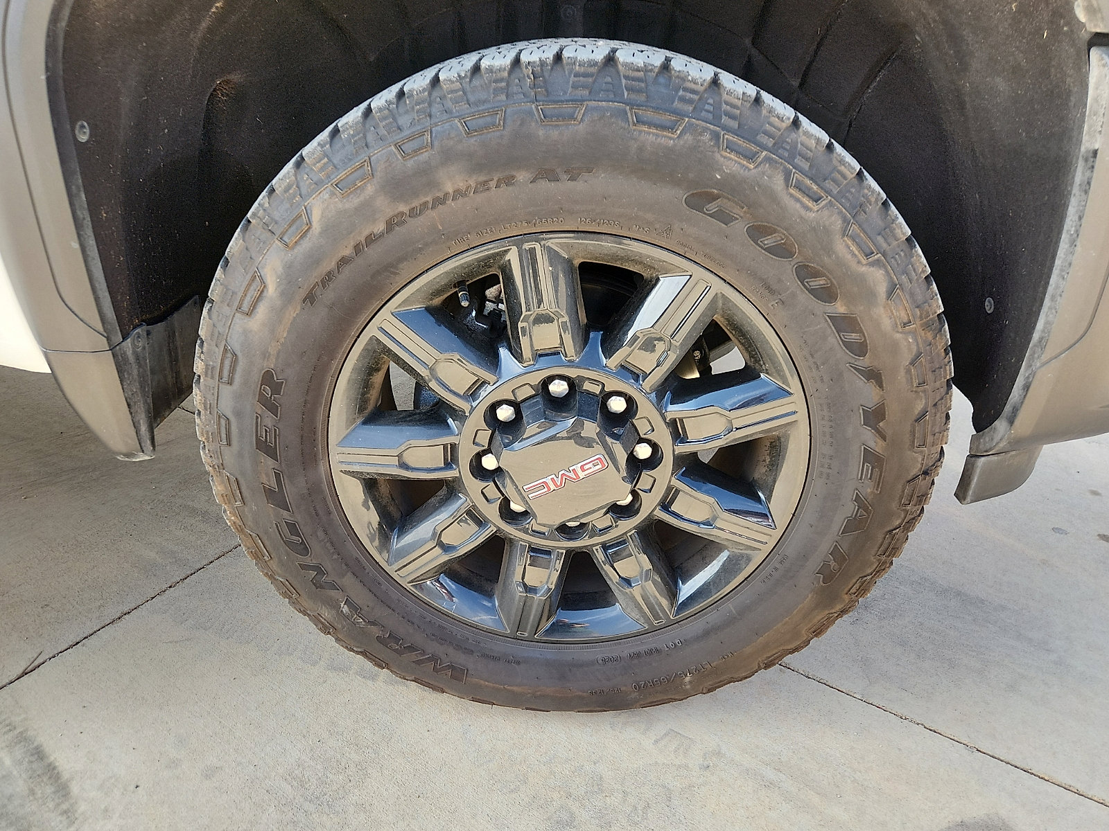 Used 2025 GMC Sierra 2500 AT4 image 9