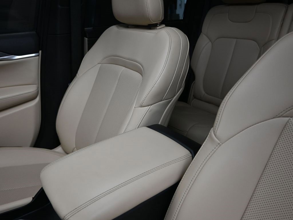 Used 2024 Jeep Grand Cherokee Limited w/ Luxury Tech Group II image 14