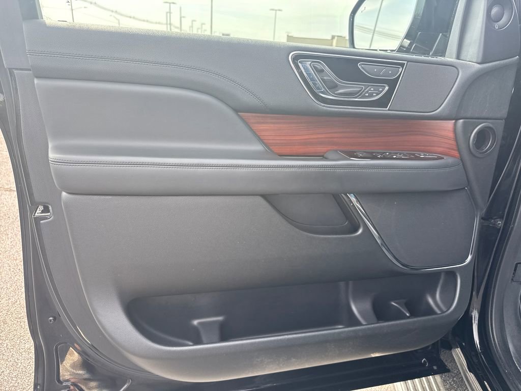 Used 2023 Lincoln Navigator Reserve AWD/4WD image 12