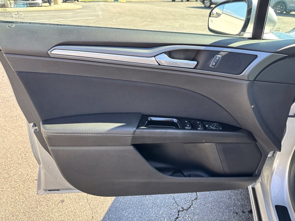 Used 2016 Ford Fusion SE FWD image 29