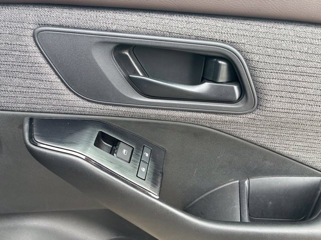 Used 2023 Nissan Rogue S FWD image 13