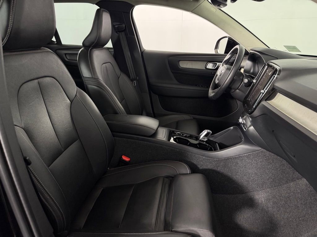 Used 2025 Volvo XC40 B5 Plus image 32