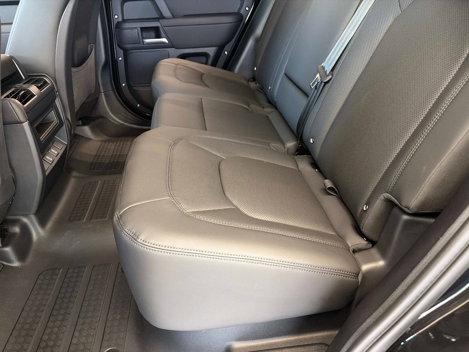 New 2026 Land Rover Defender 110 X-Dynamic SE image 13