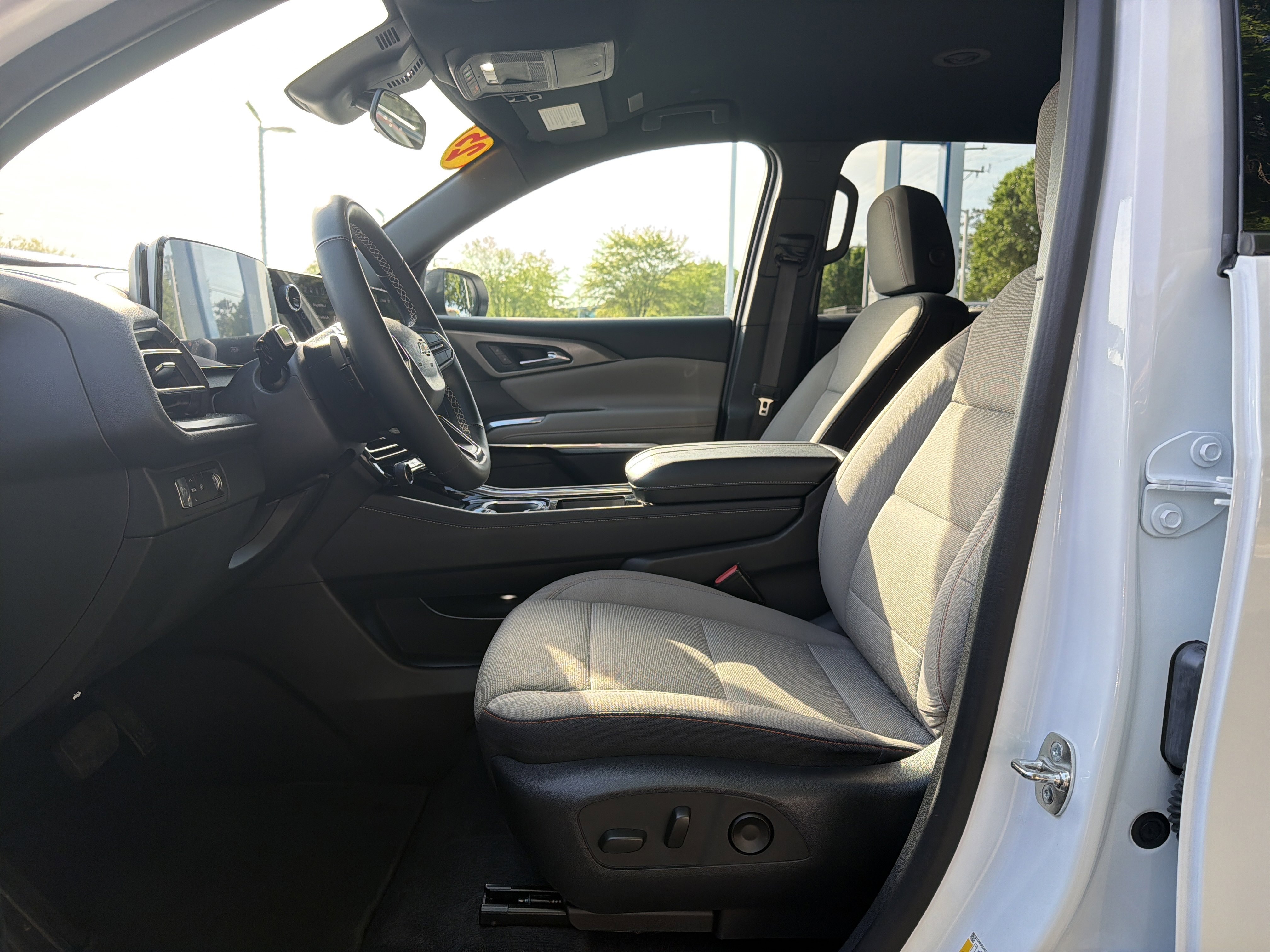 Used 2025 Chevrolet Traverse LT w/ Driver Confidence Package image 16