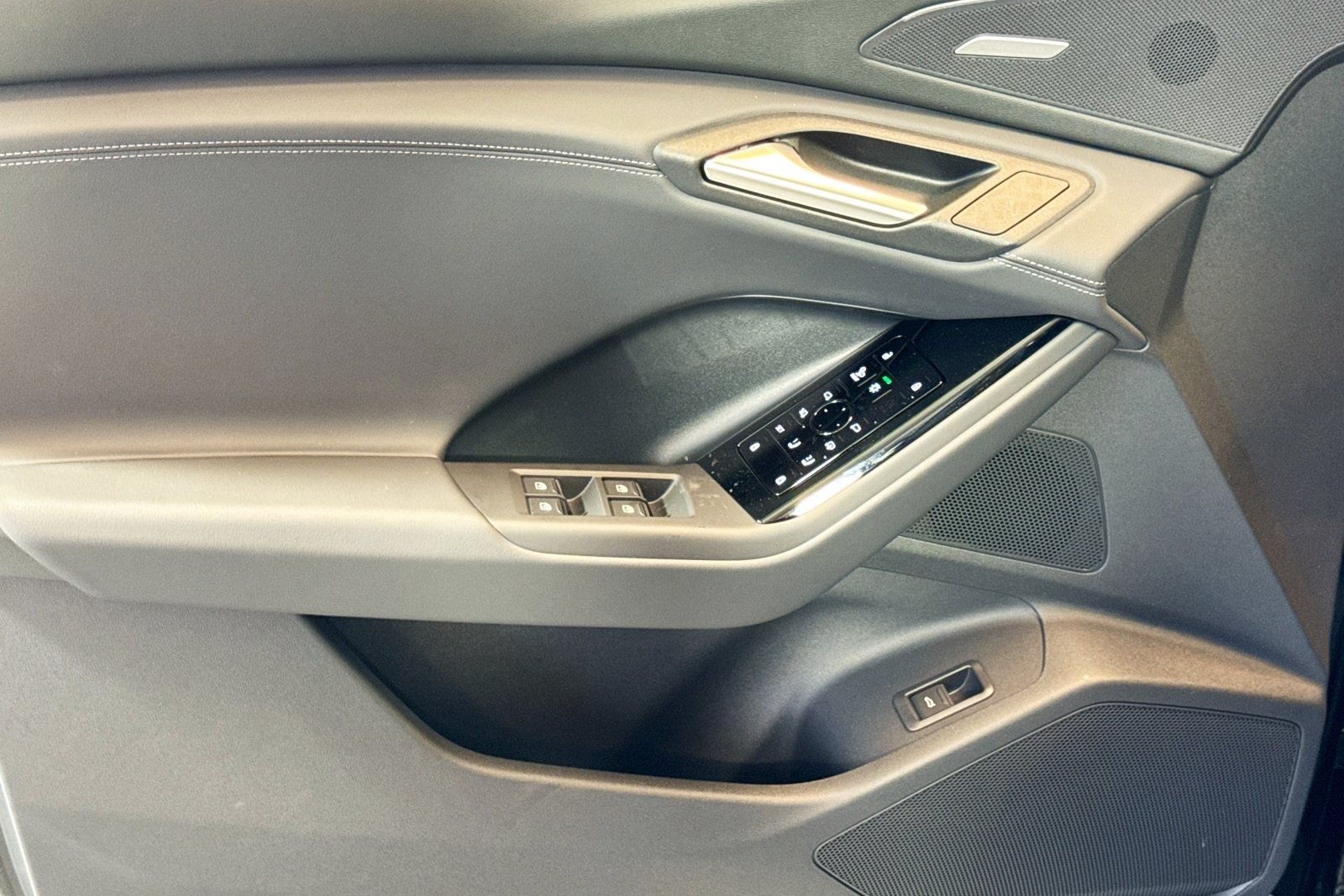 New 2027 Audi SQ6 e-tron Premium Plus AWD/4WD image 15