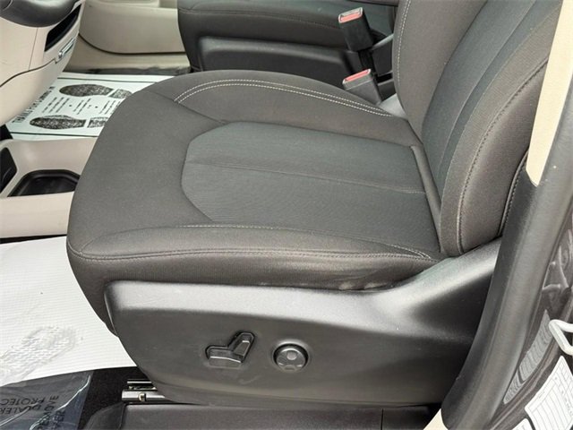 Used 2023 Chrysler Voyager LX image 18