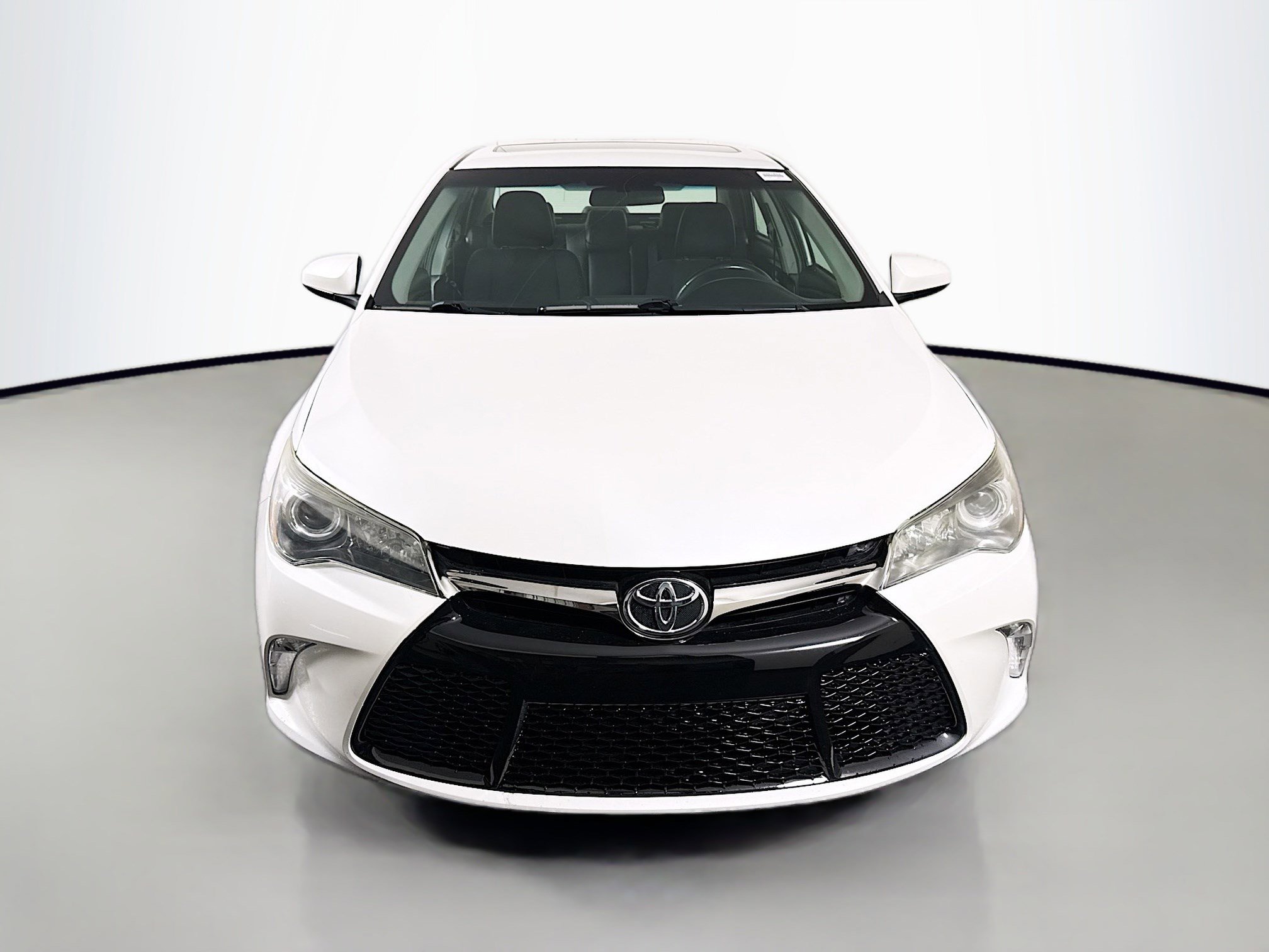 Used 2017 Toyota Camry SE w/ Moonroof Package image 2