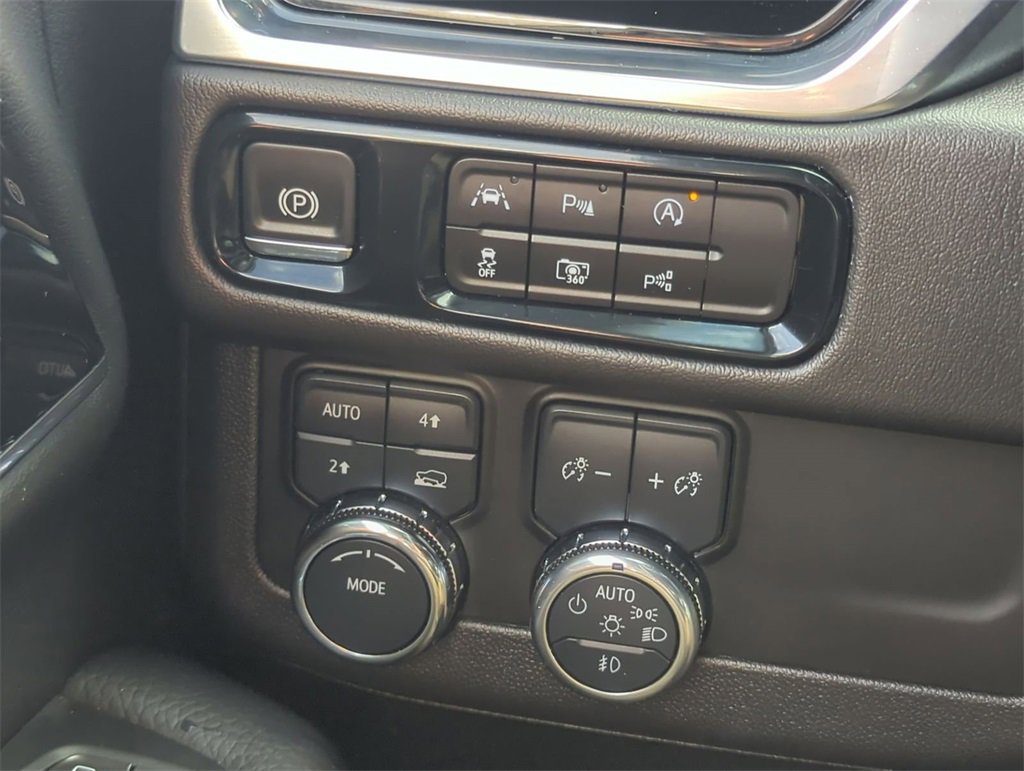 Used 2025 GMC Yukon XL Denali image 16