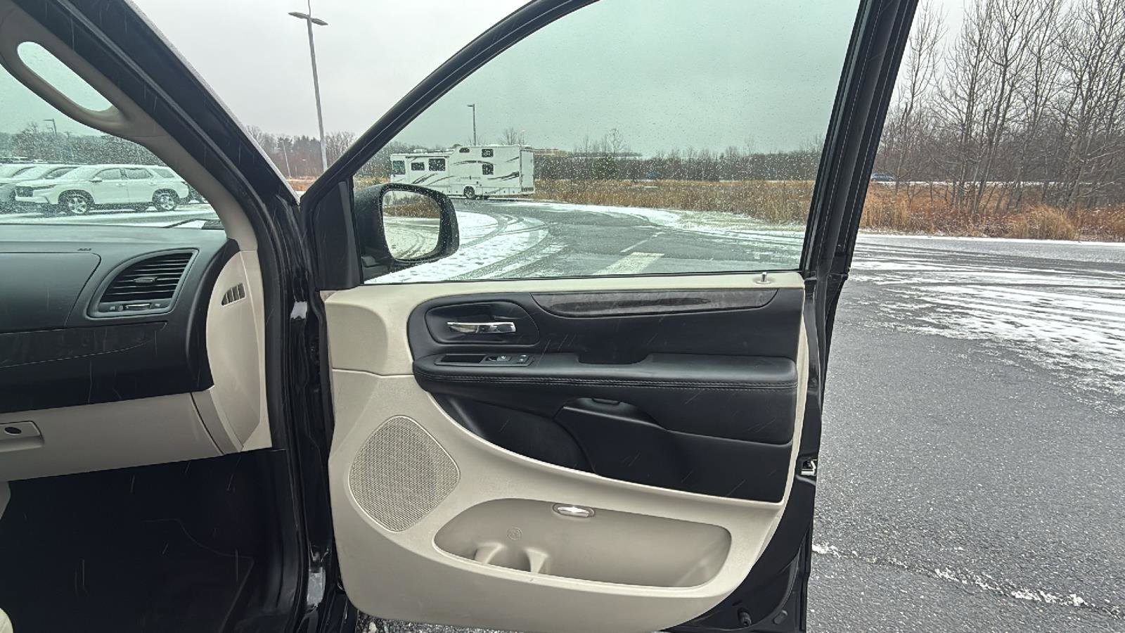 Used 2015 Dodge Grand Caravan American Value Package w/ UConnect Hands-Free Group image 18