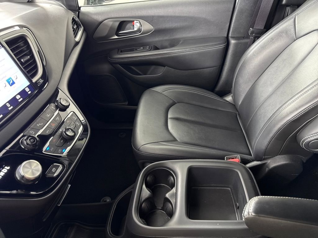 Used 2025 Chrysler Pacifica Select image 19