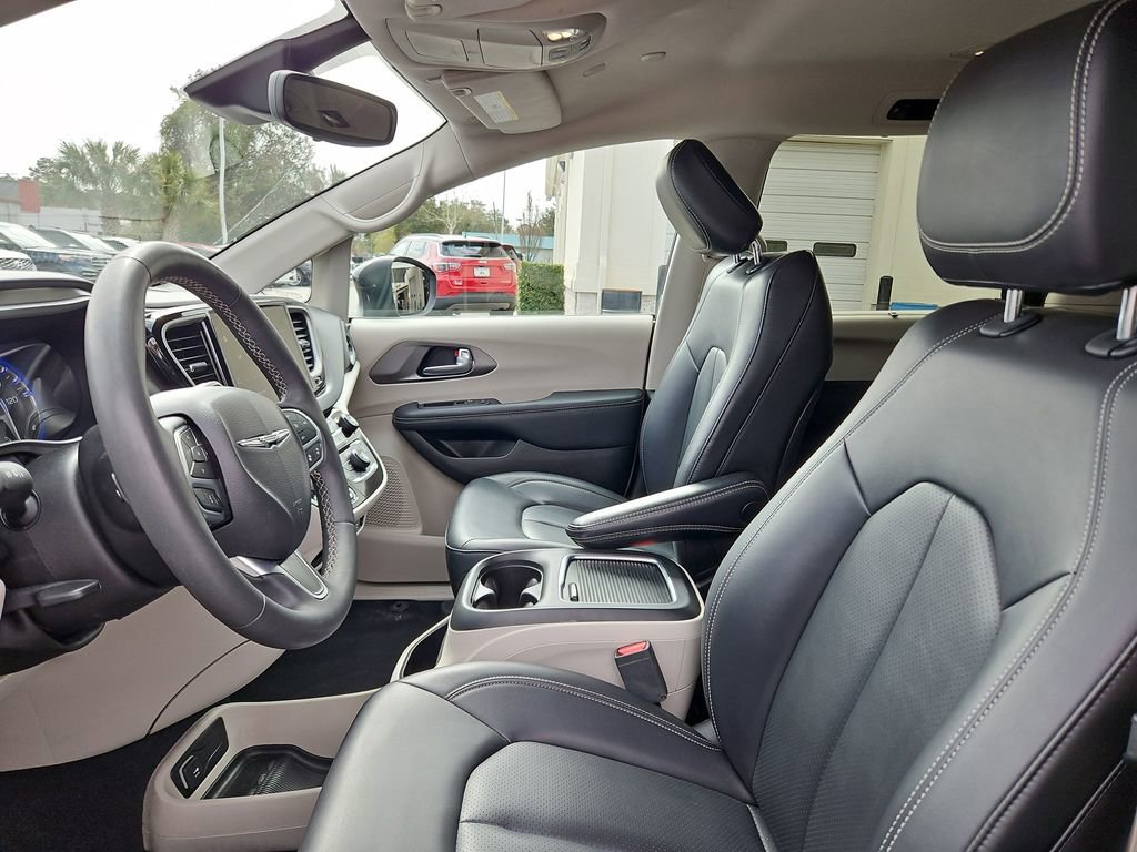 Used 2023 Chrysler Pacifica Touring-L image 21