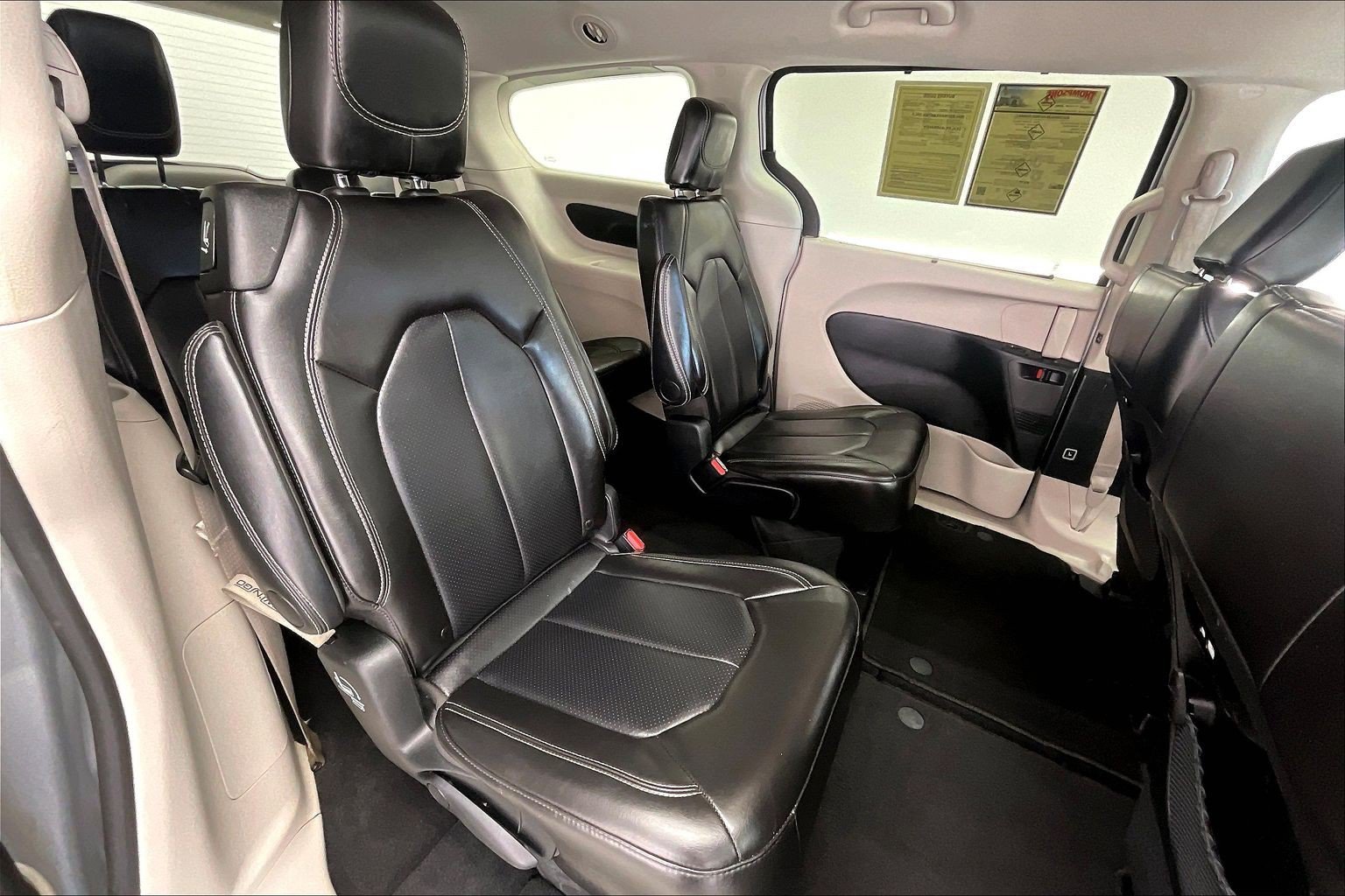 Used 2024 Chrysler Pacifica Touring-L image 18