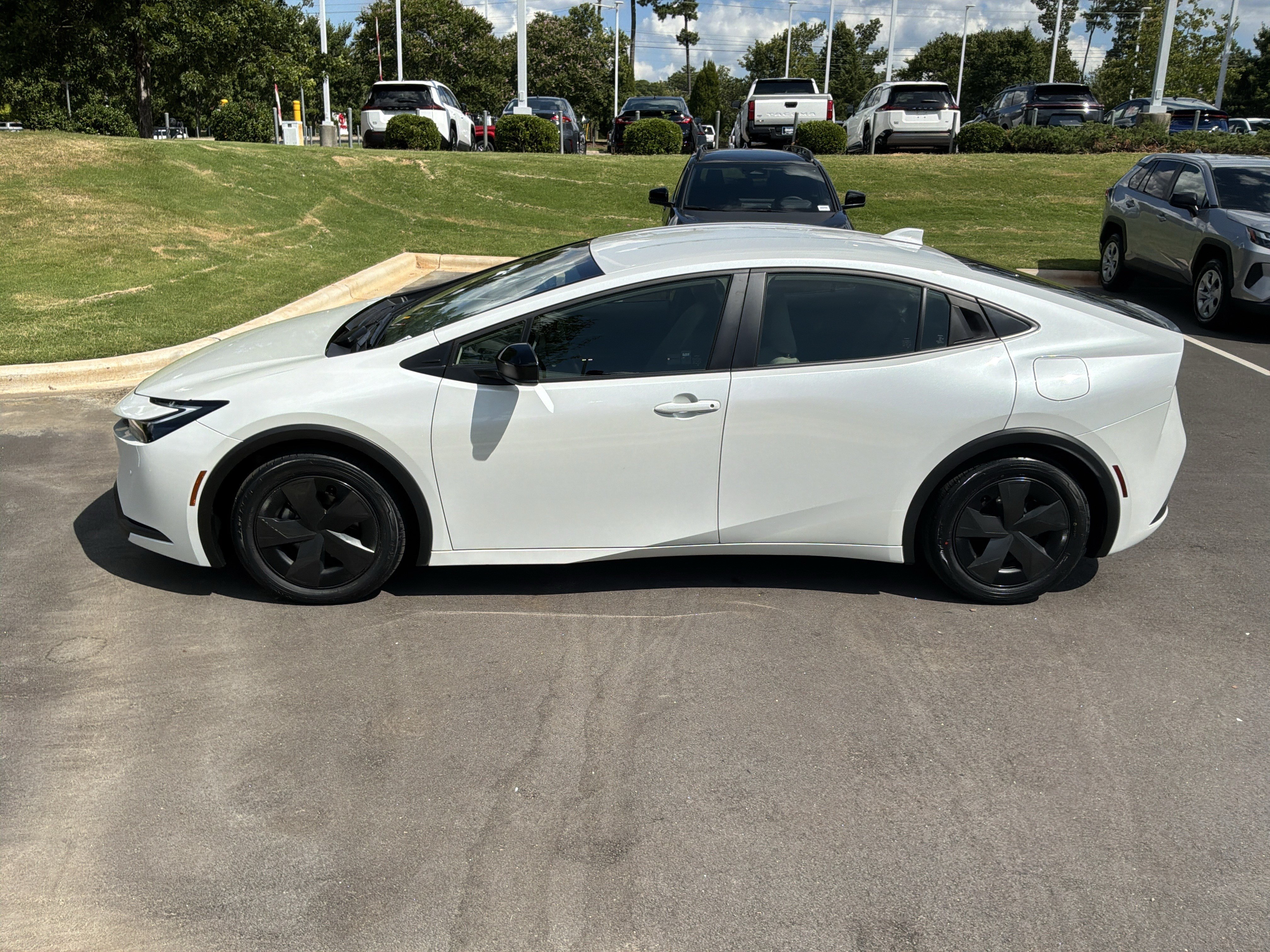 Used 2024 Toyota Prius LE FWD image 7