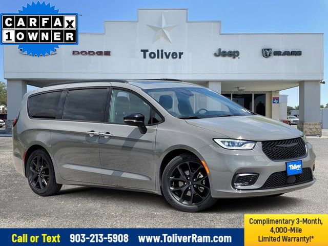 Used 2025 Chrysler Pacifica Limited image 1