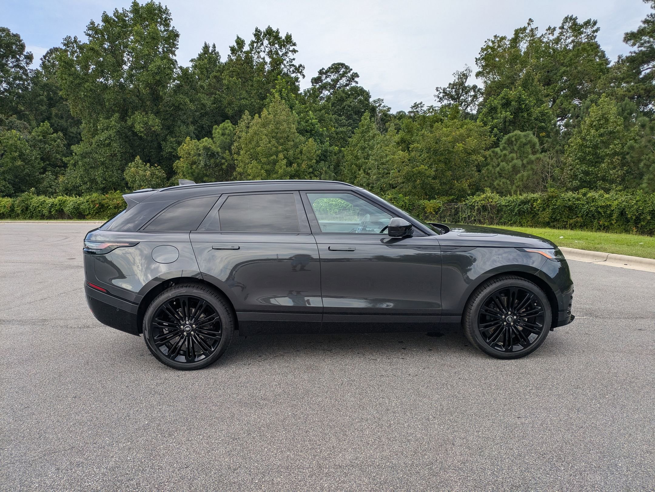 New 2026 Land Rover Range Rover Velar Dynamic SE image 4