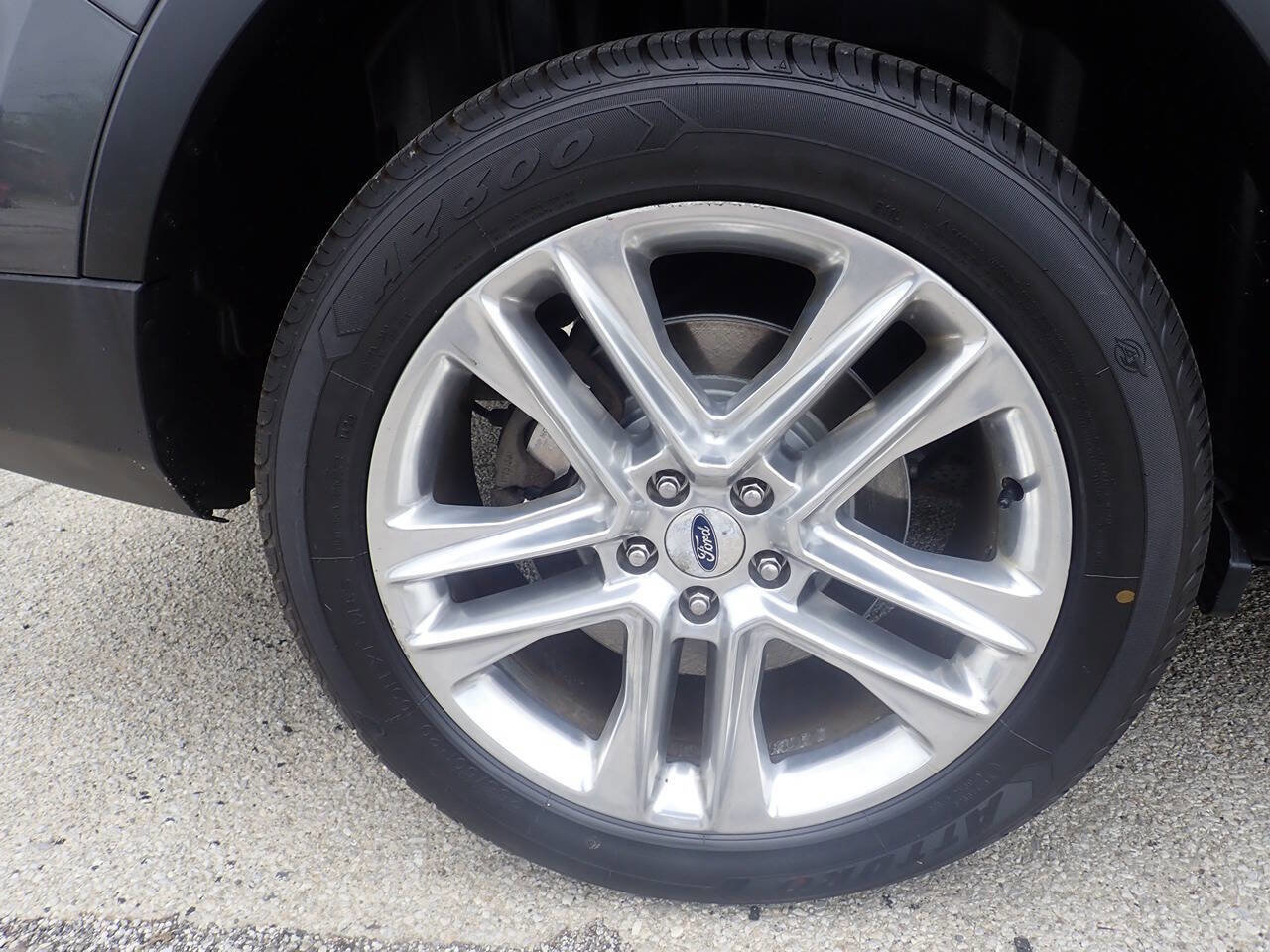 Used 2017 Ford Explorer XLT w/ Equipment Group 202A AWD/4WD image 29