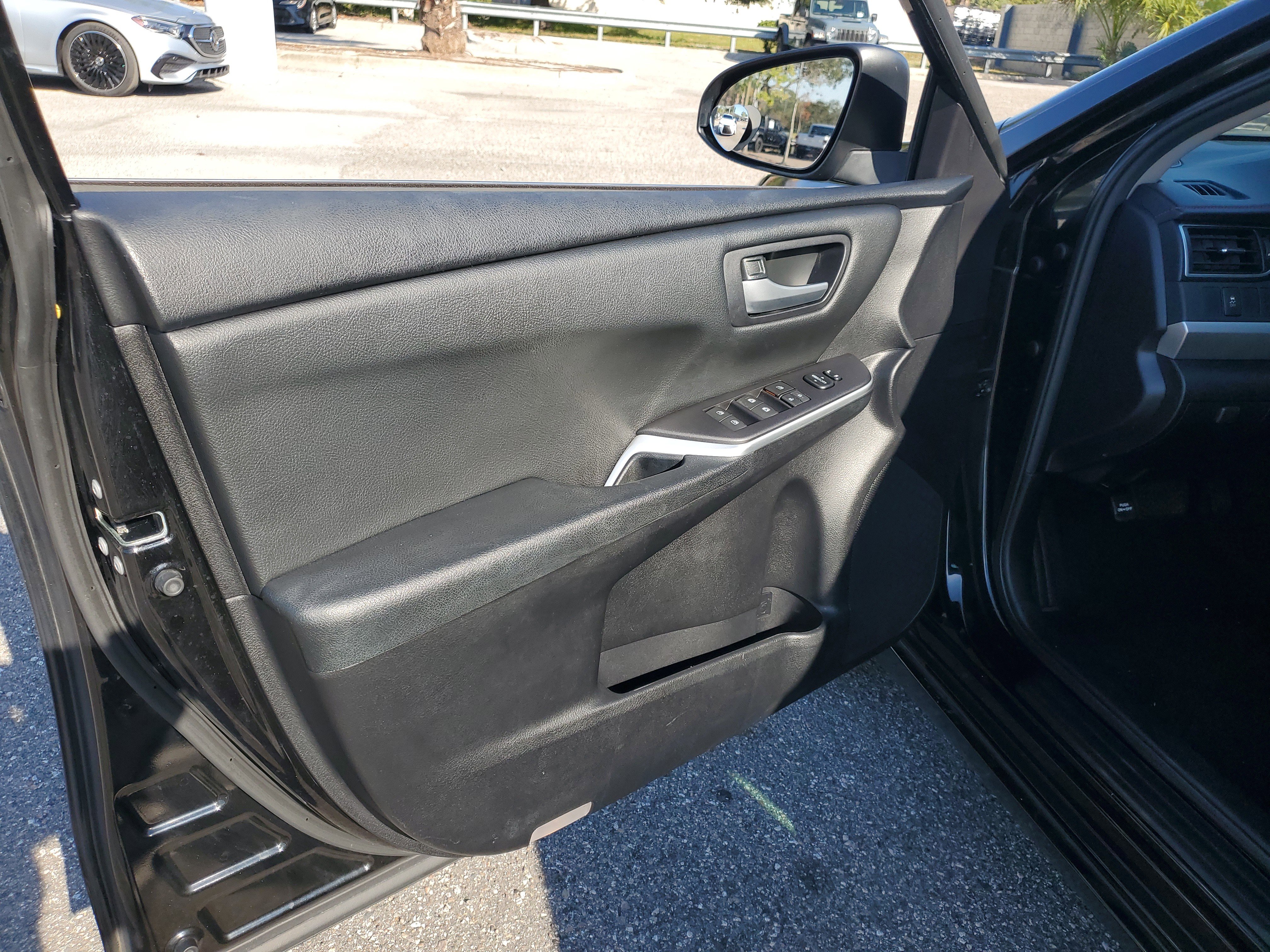 Used 2015 Toyota Camry XLE image 12