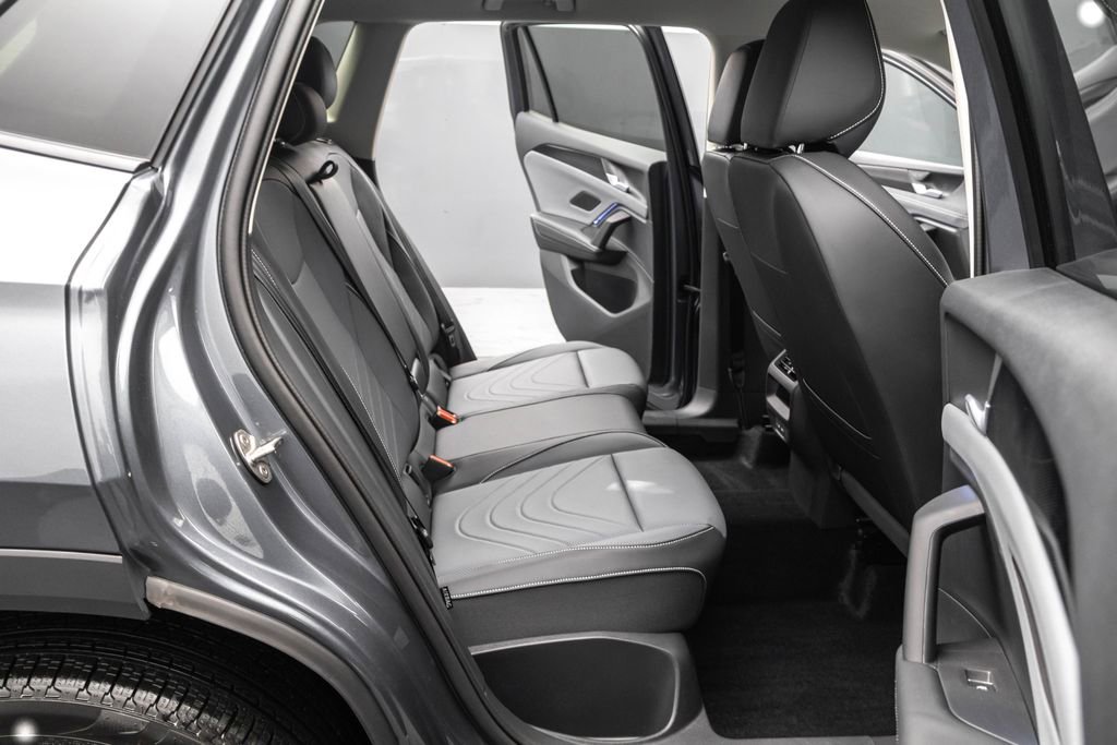 Used 2025 Volkswagen Tiguan SE image 25