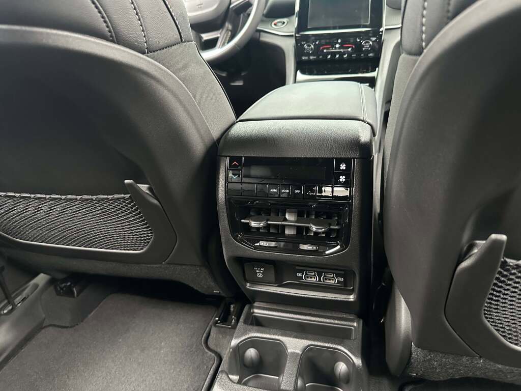 New 2025 Jeep Grand Cherokee L Laredo image 22