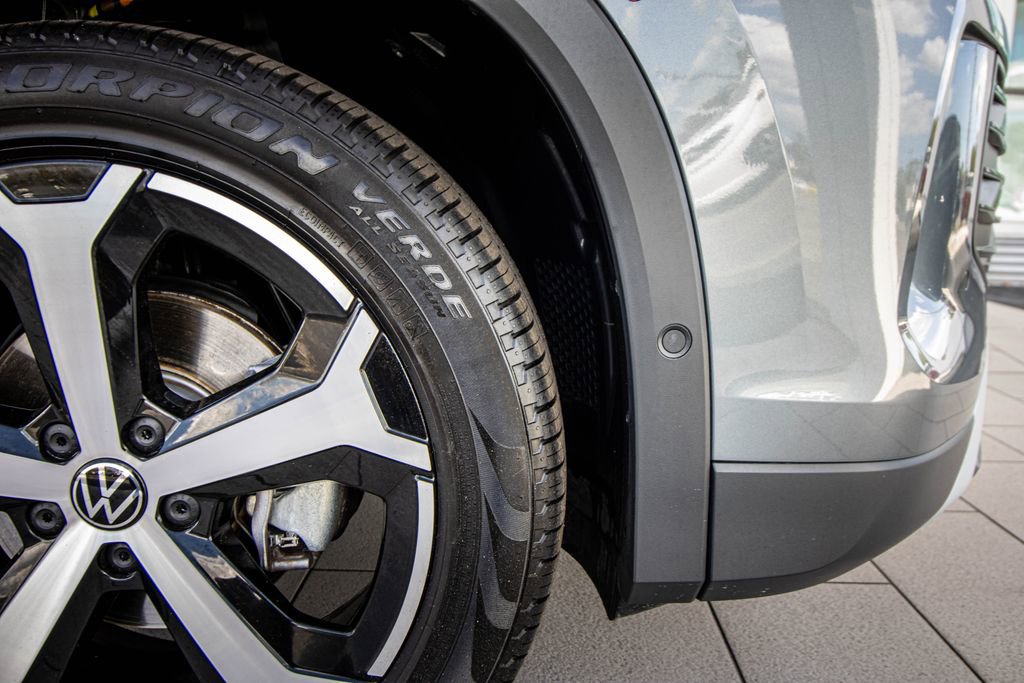 Certified 2025 Volkswagen Tiguan SE image 5
